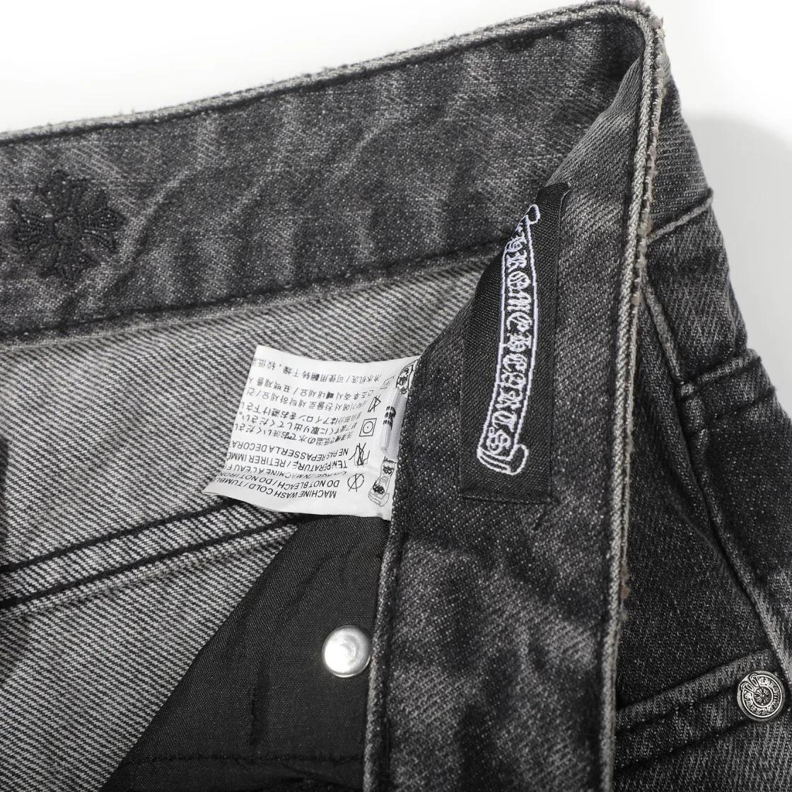 P290 (top version) Chrome hearts new city-limited flame gray jeans Chrome hearts city-limited jeans Hardware customization Original development vintage levis American-made 501 black and gray base version Levi's American-made 501 base version Imported sheepskin 925 silver remake [Top heavy industry fashion design] Consistently high-street luxury style. Speaking of this style, the Zangyin family and GU family are definitely the leading representative brands. Especially the Zangyin family has really achieved a state-of-the-art effect in creating high-street style. The unique washed material is used to create this style. The color system is already quite eye-catching. After it is decorated with patchwork cross flowers, it cleverly highlights the charm of the brand. Secondly, this style uses classic The high-waist cutting design highlights the long legs and fashionable temperament of the upper body. The brand is highly recognizable and the slim fit configuration is more suitable for daily wear. It is a product that interprets personality, fashion, and specifications at a glance. This single product is enough to make any fan excited. It can be a white T-shirt for a youthful college style, or a tight suspender for a royal style. It has strong matching ability and can be easily controlled by men.  [Materials and craftsmanship] Needless to say, this point goes without saying. As an excellent craftsman brand, Zangyin’s requirements for details and craftsmanship are really perfect. The washed color of this model has gone through so many processes, not to mention the embellishment of denim appliques. It is also purely hand-made and sewn. Just like what they believe in, only hand-made things have soul and have the meaning of wear. A top-notch heavy-duty fashionable denim item, I look forward to your perfect interpretation! !  Color: washed gray Size: S M L XL